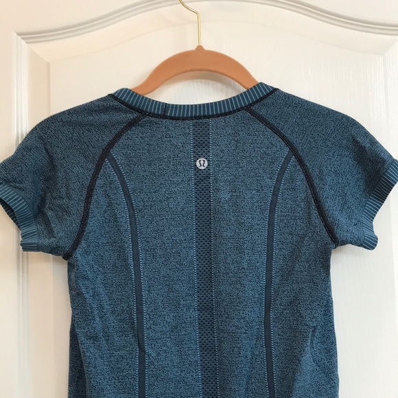 Lululemon tee - Picture 5 of 6